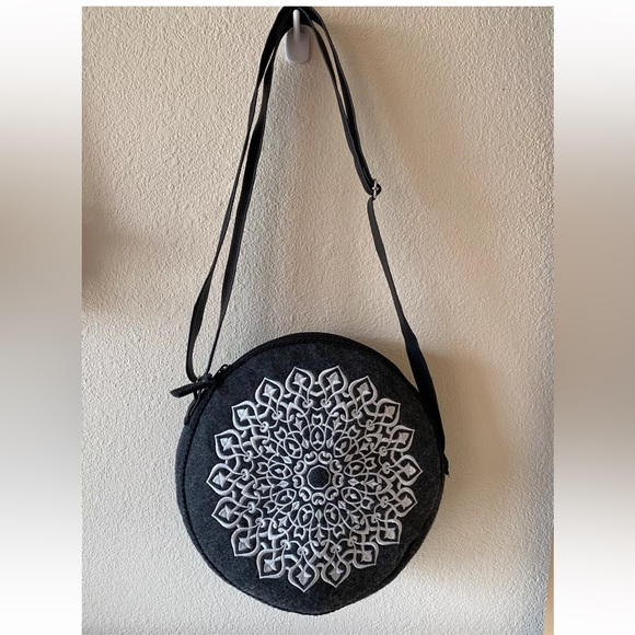 We Love Folk - Grey Round Felt Bag with White Embroidery Purse - Poland - Picture 12 of 12